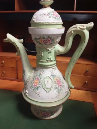 Brocca e piatto decorati floreali