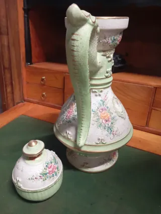 Brocca e piatto decorati floreali