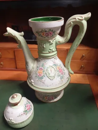 Brocca e piatto decorati floreali