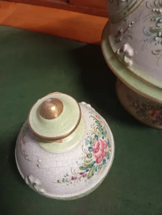 Brocca e piatto decorati floreali