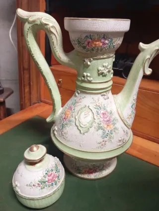 Brocca e piatto decorati floreali