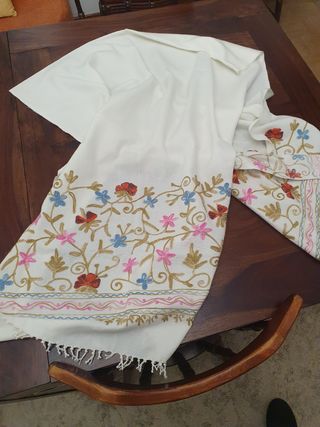 Pashmina blanca bordada flores