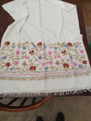 Pashmina blanca bordada flores