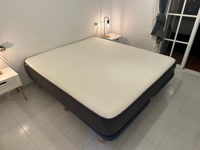 cama: Colchón de tela + base en buen estado