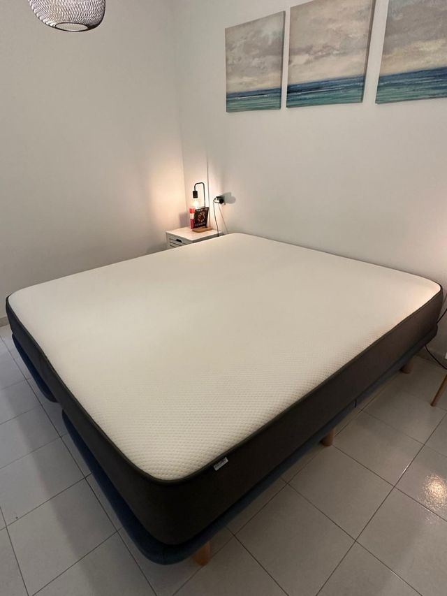 cama: Colchón de tela + base en buen estado