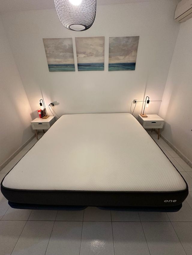 cama: Colchón de tela + base en buen estado