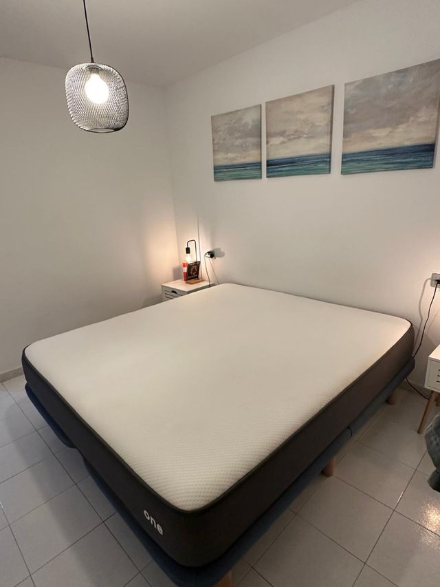 cama: Colchón de tela + base en buen estado