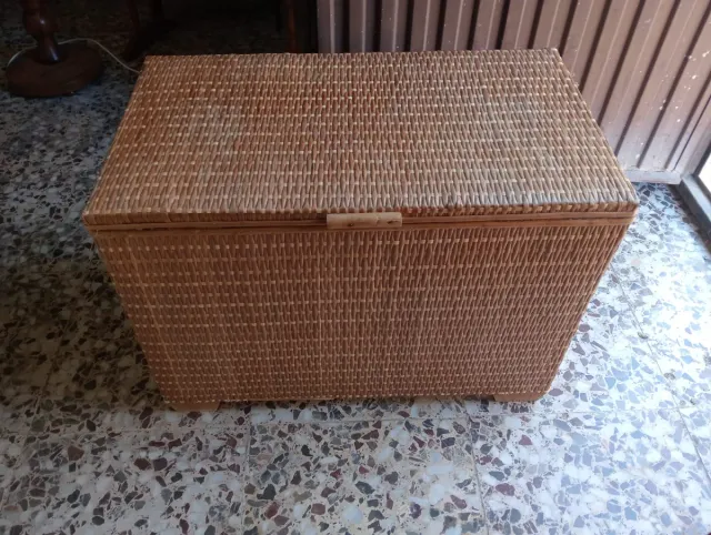 Baúl de mimbre y madera