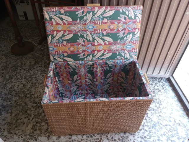 Baúl de mimbre y madera