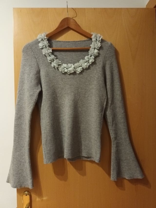 Jersey gris con flores