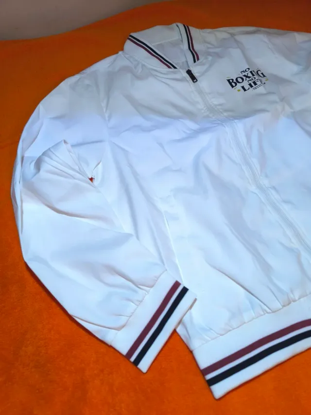 Chaqueta deportiva blanca