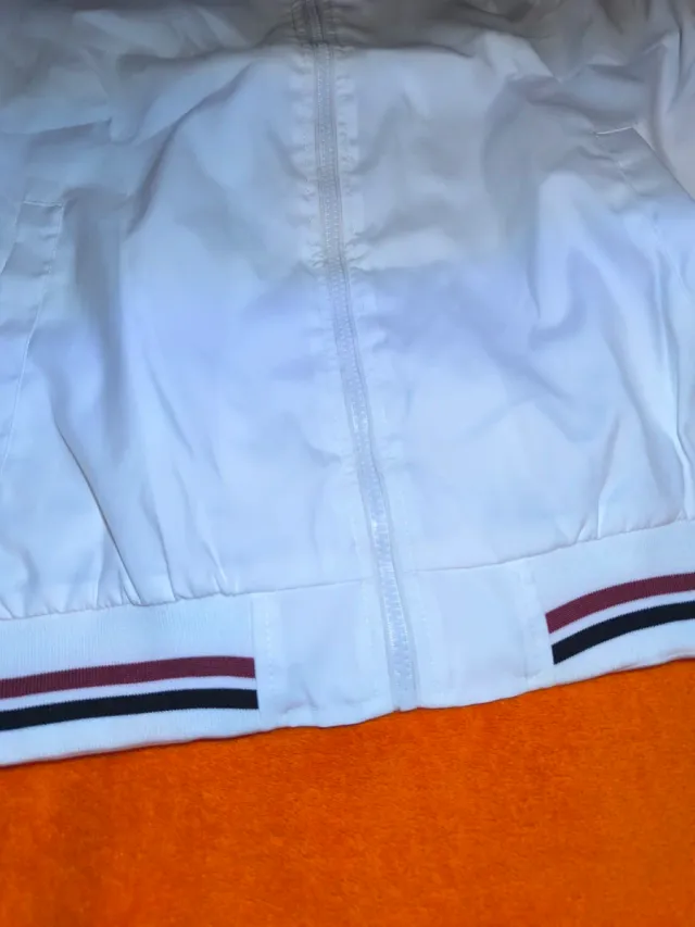 Chaqueta deportiva blanca