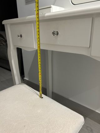 Tocador blanco con espejo y luces