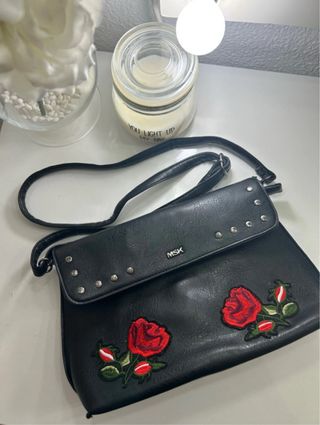Bolso negro Misako con rosas bordadas