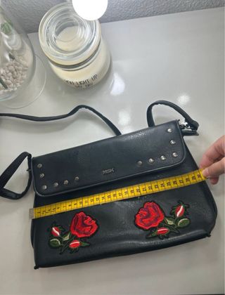 Bolso negro Misako con rosas bordadas