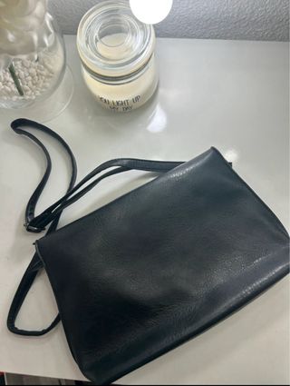 Bolso negro Misako con rosas bordadas