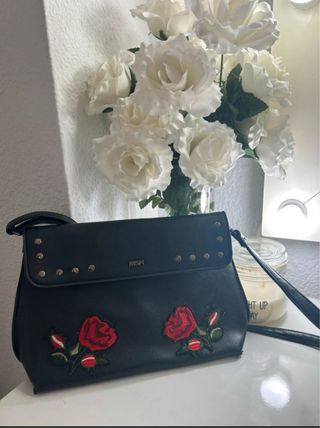 Bolso negro Misako con rosas bordadas