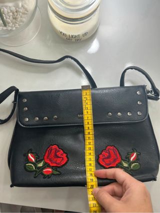 Bolso negro Misako con rosas bordadas