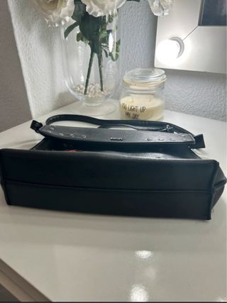 Bolso negro Misako con rosas bordadas