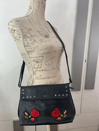 Bolso negro Misako con rosas bordadas