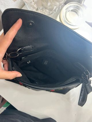 Bolso negro Misako con rosas bordadas