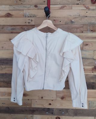 Blusa beige con volantes