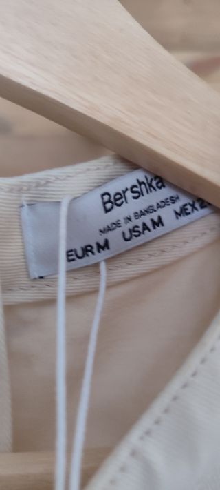 Blusa beige con volantes