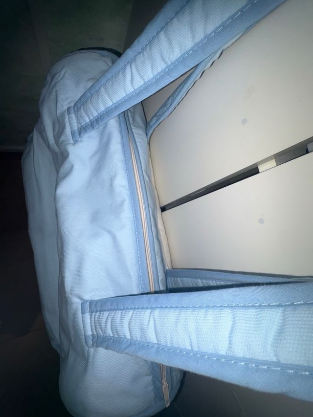 Bolsa de bebé azul y blanca