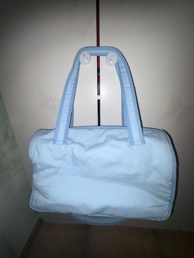 Bolsa de bebé azul y blanca