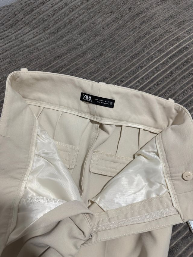 Pantalón beige con cinturón
