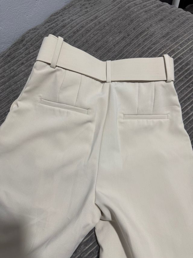 Pantalón beige con cinturón
