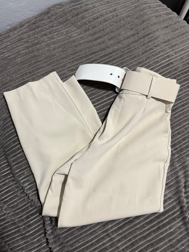 Pantalón beige con cinturón