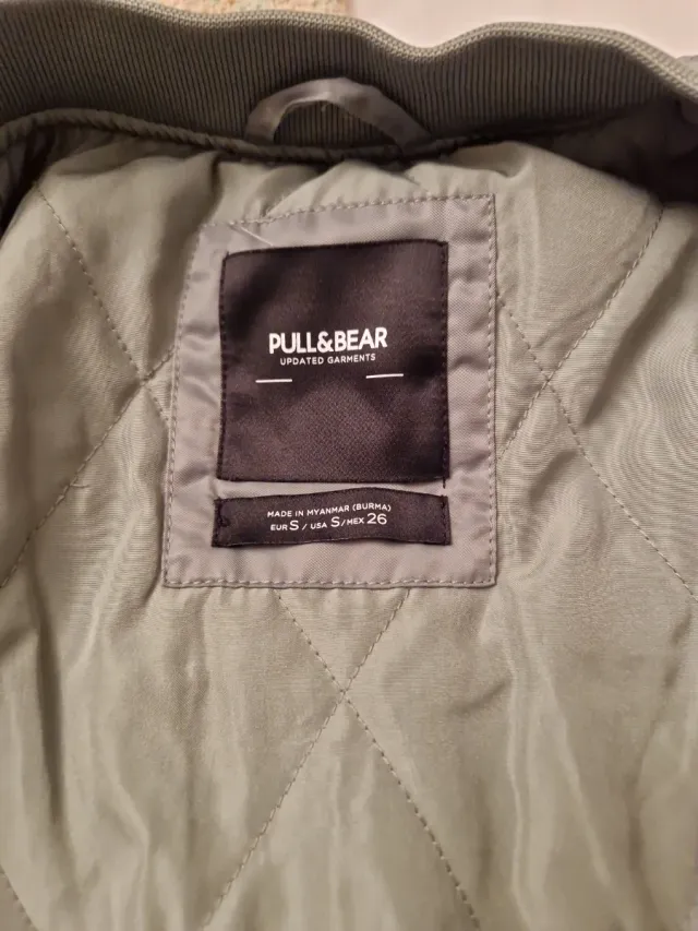 Cazadora bomber Pull&Bear verde militar