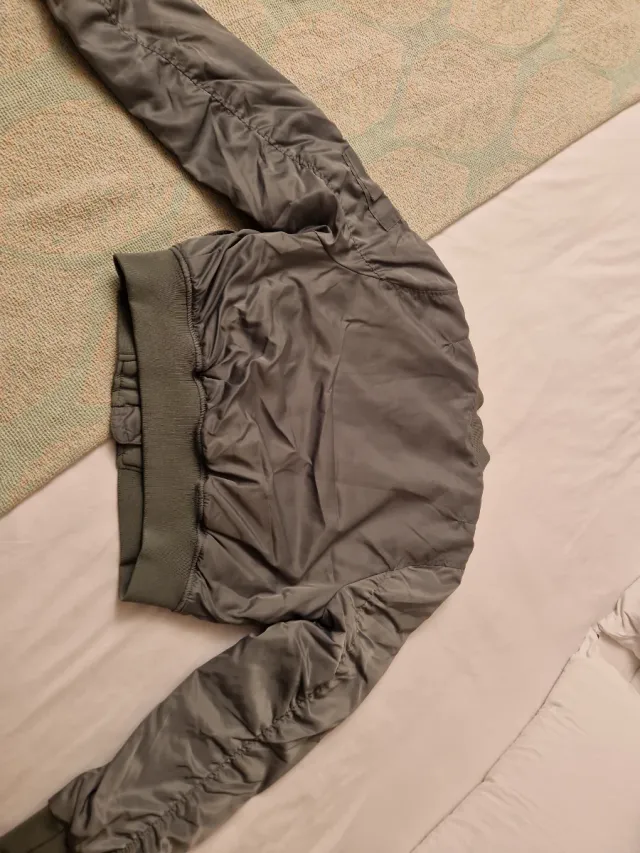 Cazadora bomber Pull&Bear verde militar