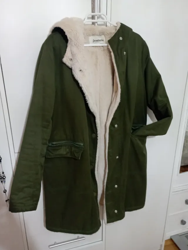 Abrigo Stradivarius verde con borreguillo