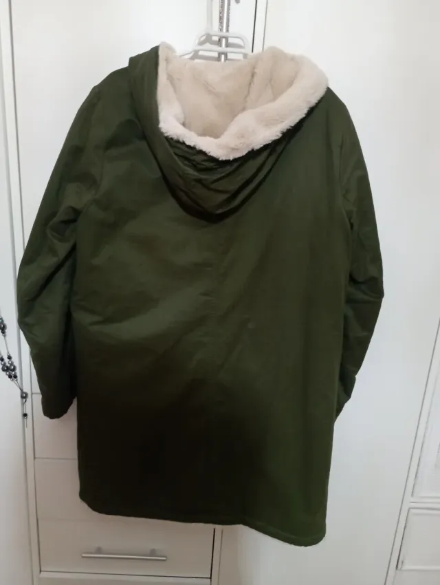 Abrigo Stradivarius verde con borreguillo