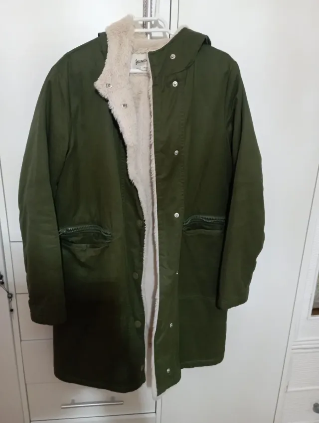 Abrigo Stradivarius verde con borreguillo