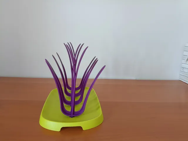 Escurrebiberones púrpura y verde