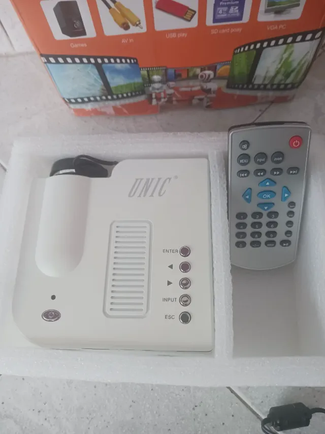 Mini proyector UNIC