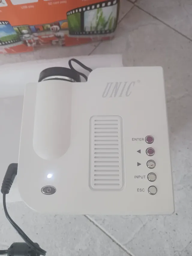Mini proyector UNIC