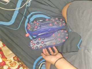 Botas de fútbol azules y rojas