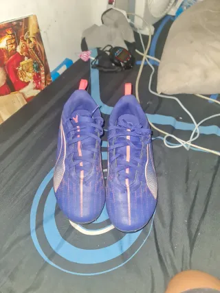 Botas de fútbol azules y rojas