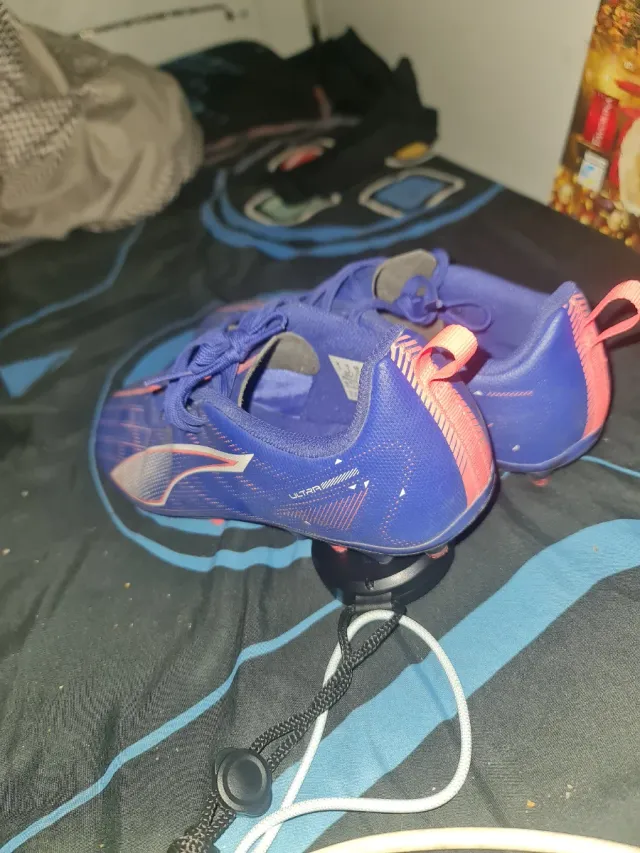 Botas de fútbol azules y rojas