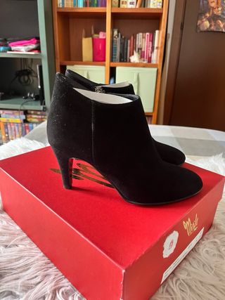 Stivaletti neri scamosciati