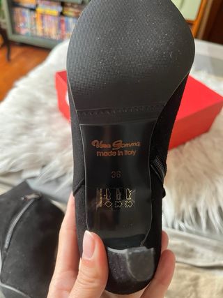 Stivaletti neri scamosciati