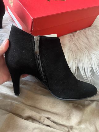 Stivaletti neri scamosciati