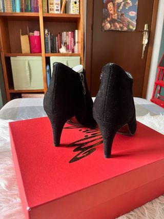 Stivaletti neri scamosciati