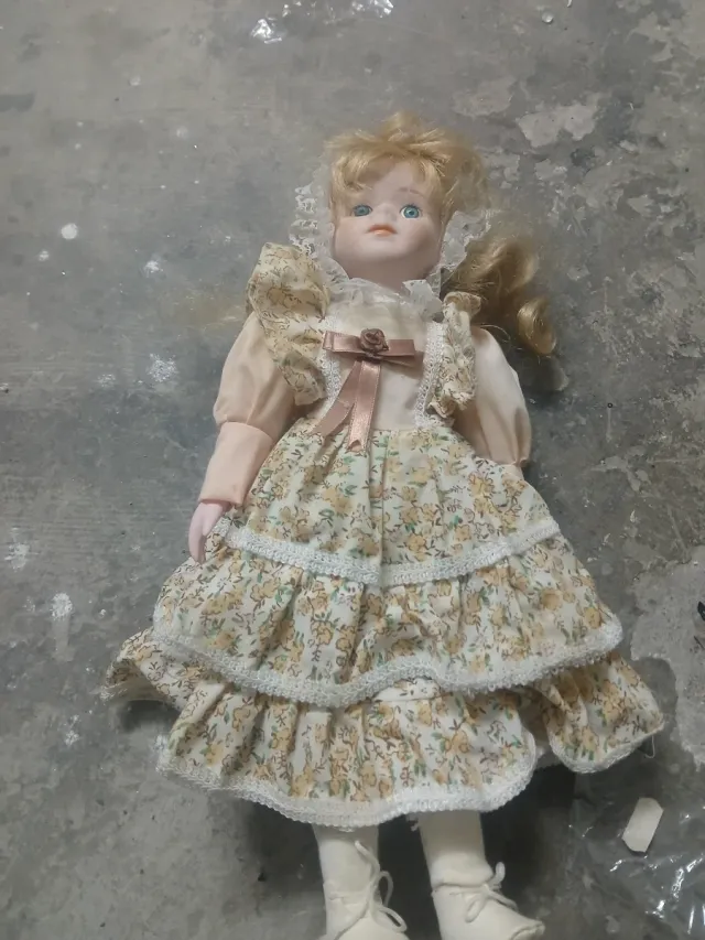 Bambola antica in porcellana