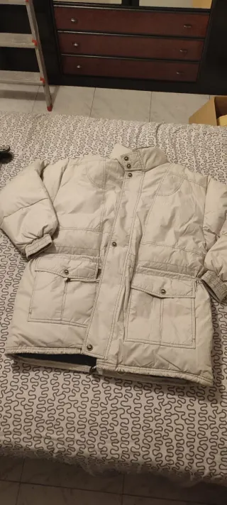 Anorarc de color beige tengo dos uno XL y otro M