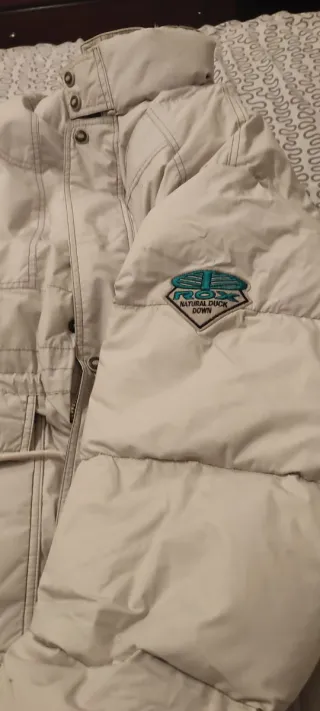 Anorarc de color beige tengo dos uno XL y otro M